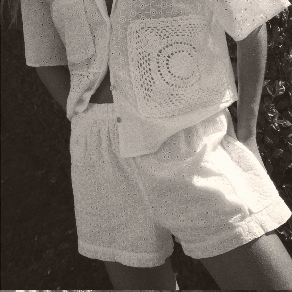 Zara white embroidered crochet shorts l MEDIUM
